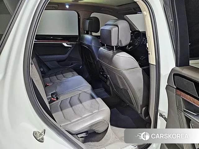 Volkswagen Touareg 3rd generation 2023 Белый из Кореи, фото 6