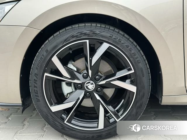 Skoda Octavia 2022 Шампань из Китая, фото 6