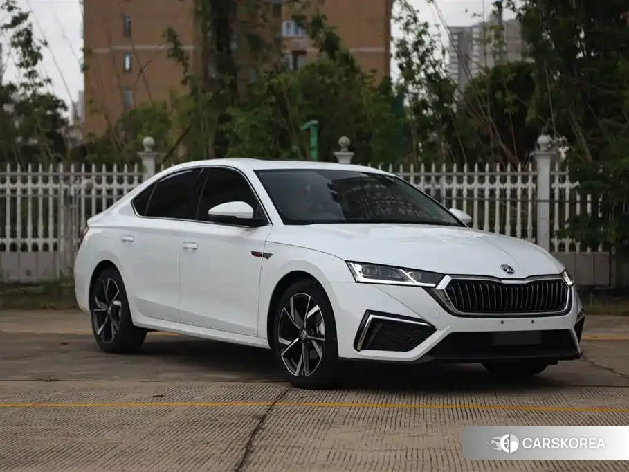 Skoda Octavia 2023 Белый из Китая, фото 6