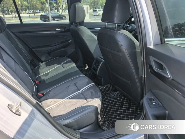Volkswagen Golf 2024 Серебристо-серый из Китая, фото 6