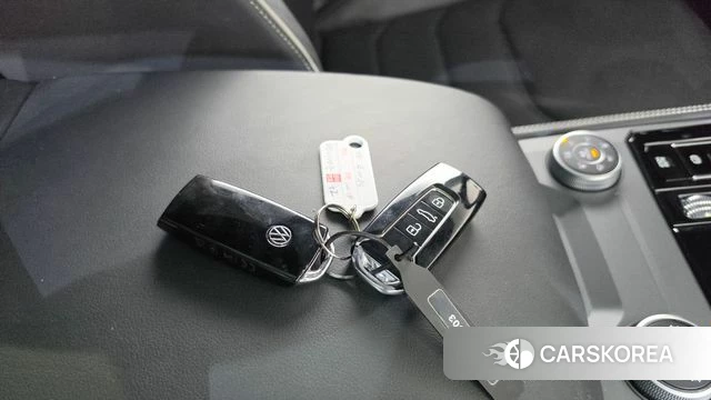 Volkswagen Touareg 3rd generation 2024 Белый из Кореи, фото 6