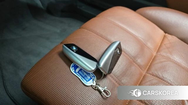 BMW 7 Series (G70) 2023 Светло-серебряный цвет из Кореи, фото 6