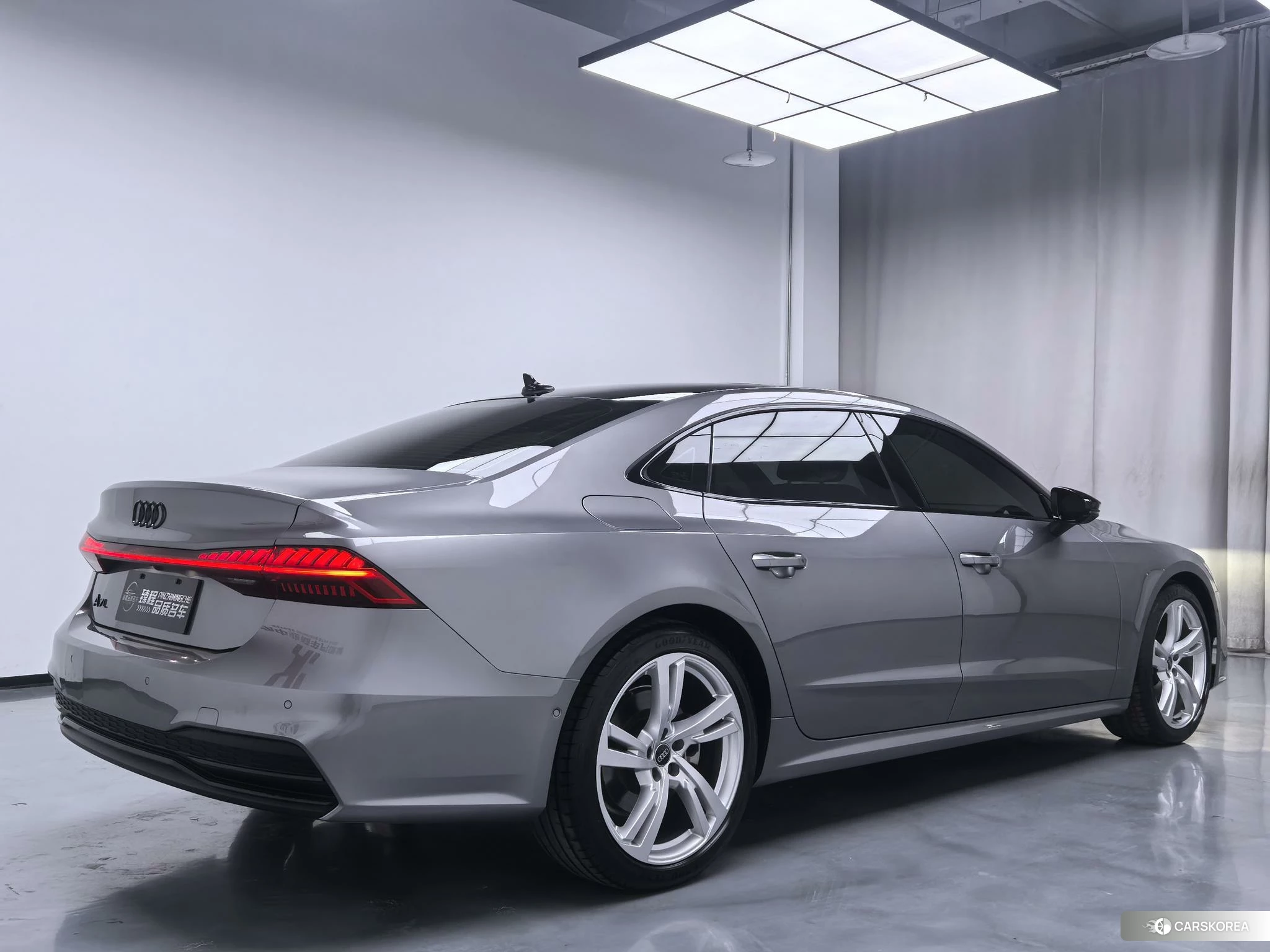 Audi A7L 2022 Серебристо-серый из Китая, фото 6