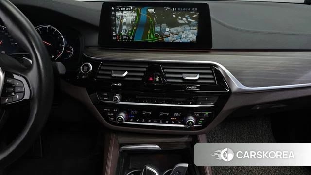BMW 5 Series (G30) 2018 Серебристо-серый из Кореи, фото 6