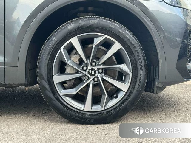 Audi Q5L 2024 Темно-серый из Китая, фото 6