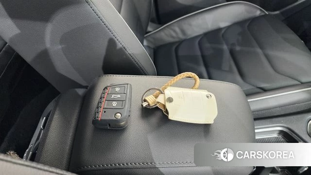 Volkswagen Tiguan second Generation 2023 Белый из Кореи, фото 6