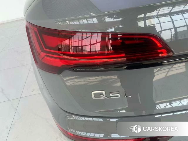 Audi Q5L 2025 Темно-серый из Китая, фото 6