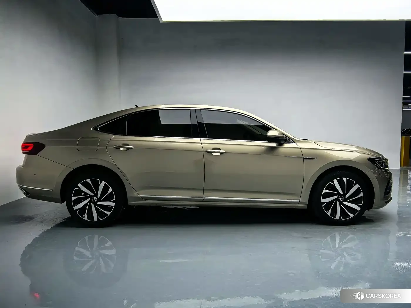 Volkswagen Passat 2022 Champagne/brown из Китая, фото 6