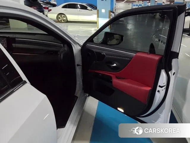 Lexus ES300h 7th generation 2023 Белый из Кореи, фото 6