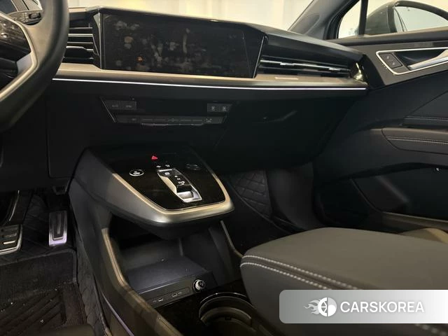 Audi Q4 e-tron 2025 Серебристо-серый из Китая, фото 6