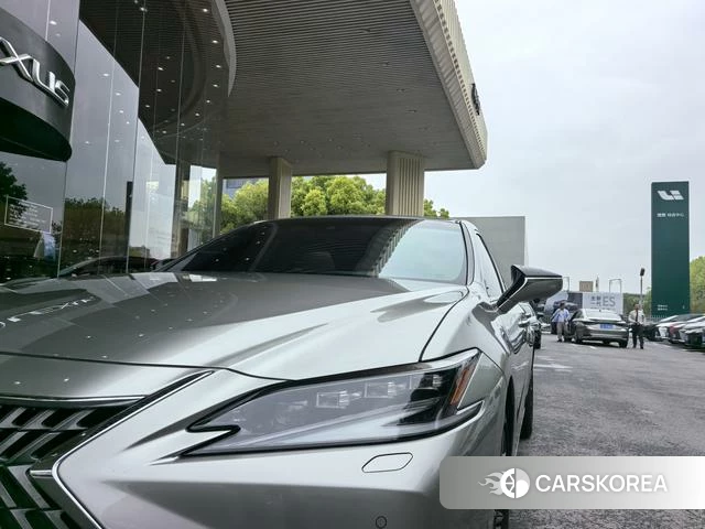 Lexus ES 2024 Серебристо-серый из Китая, фото 6