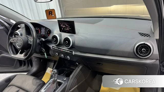 Audi Q2L 2023 Темно-серый из Китая, фото 6