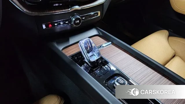 Volvo XC60 second Generation 2023 Черный из Кореи, фото 6