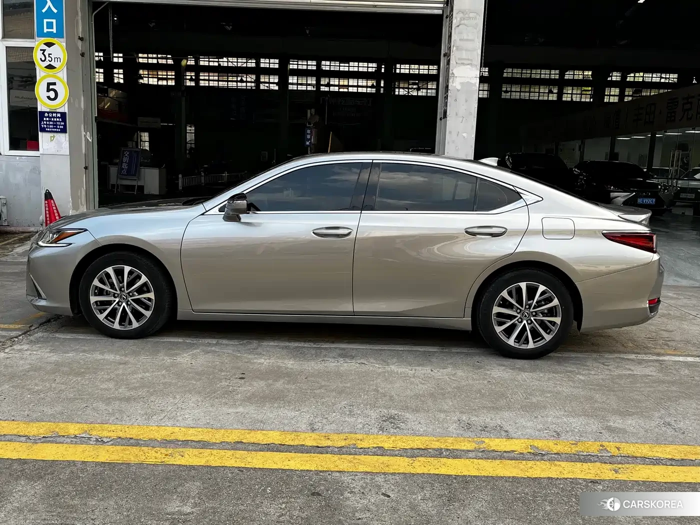 Lexus ES 2023 Silver/gray из Китая, фото 6