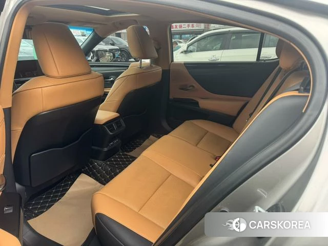 Lexus ES 2022 Серебристо-серый из Китая, фото 6