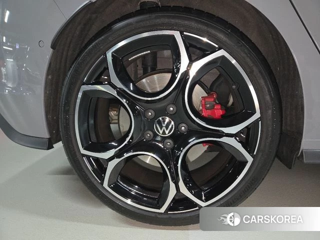 Volkswagen Golf 8th Generation 2025 Серебристо-серый из Кореи, фото 6