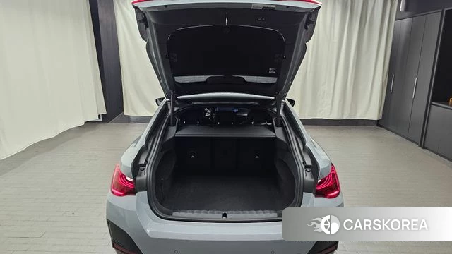 BMW 4 Series (G22) 2025 Серебристо-серый из Кореи, фото 6