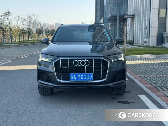 Audi Q7 2021 Темно-серый из Китая, фото 6