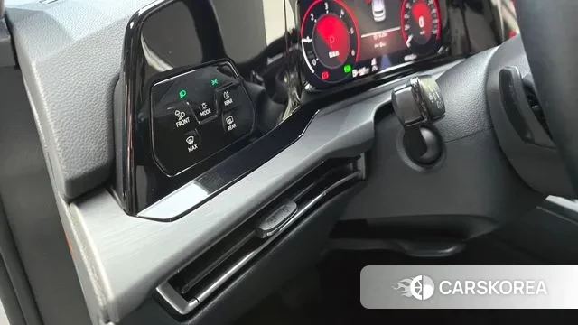 Volkswagen Golf 8th Generation 2022 Белый из Кореи, фото 6