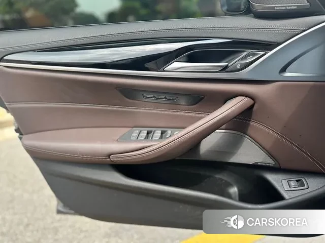 BMW 5 Series (G30) 2022 Серебристо-серый из Кореи, фото 6