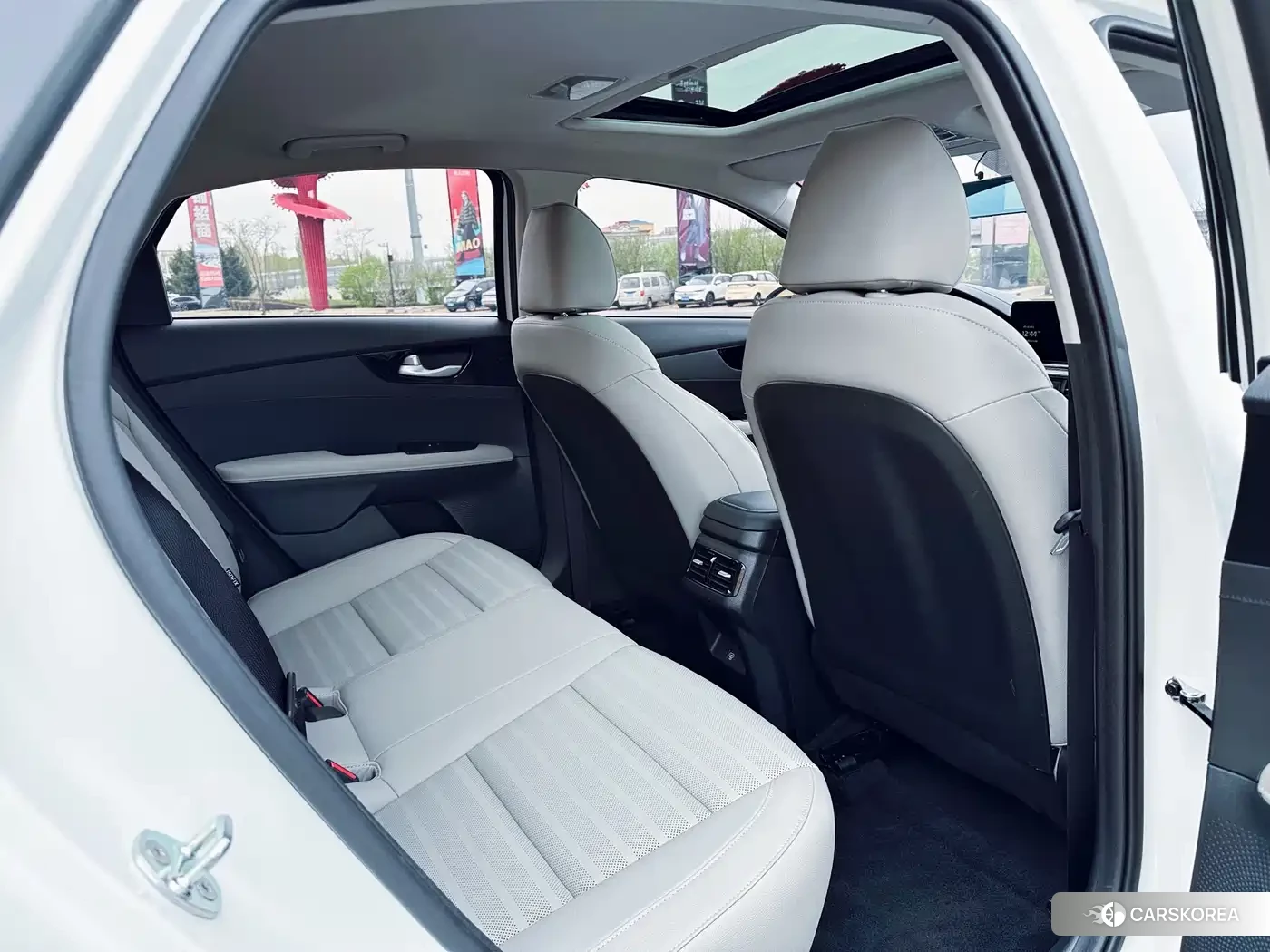 Kia K3 2023 Белый из Китая, фото 6