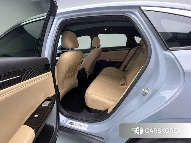 Geely Galaxy Galaxy L6 2024 Серебристо-серый из Китая, фото 6