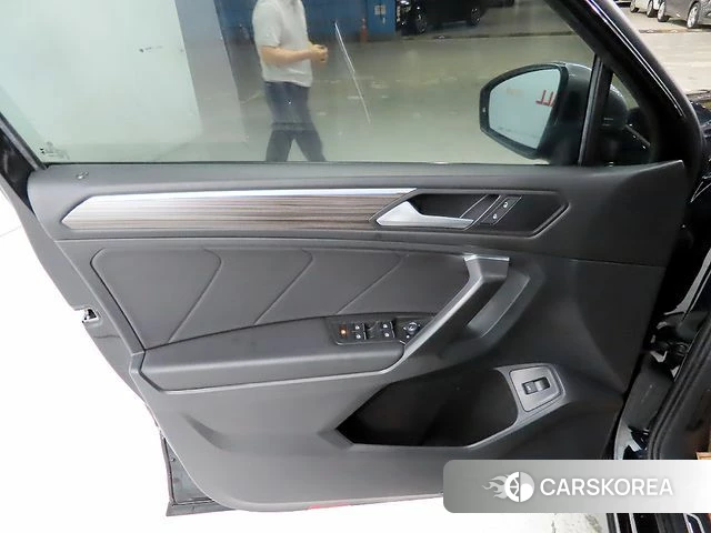 Volkswagen Tiguan Allspace 2023 Черный из Кореи, фото 6