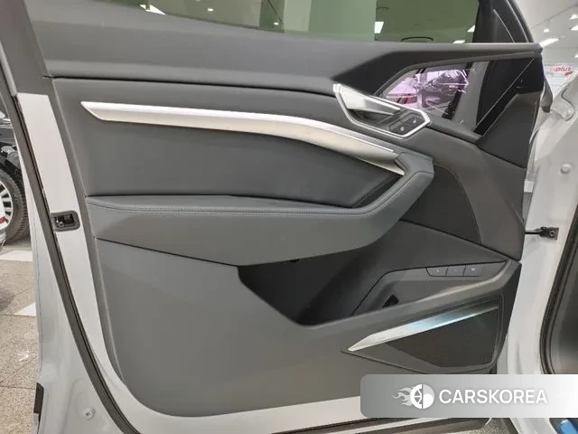 Audi e-Tron 2021 Белый из Кореи, фото 6