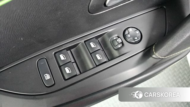 Peugeot e-208 second Generation 2022 Белый из Кореи, фото 6