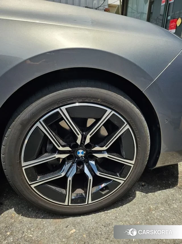 BMW 7 Series (G70) 2025 Серебристо-серый из Кореи, фото 6