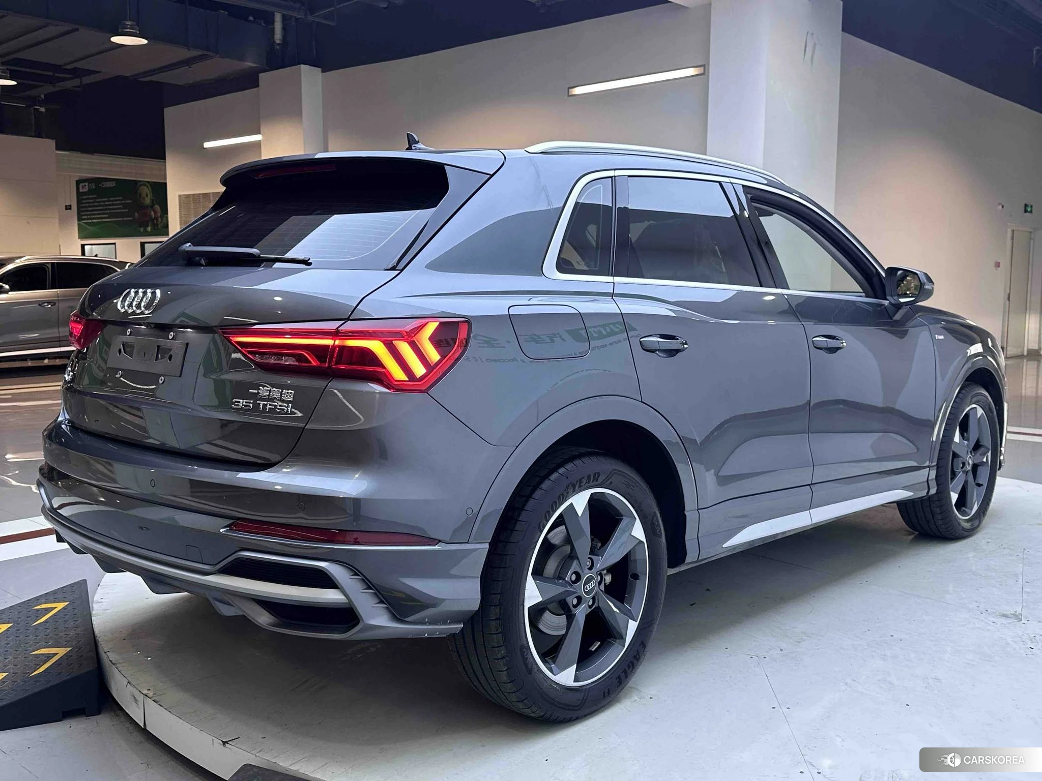 Audi Q3 2021 Темно-серый из Китая, фото 6