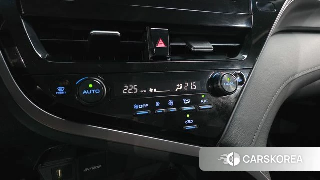 Toyota Camry (XV70) 2022 Серебристо-серый из Кореи, фото 6
