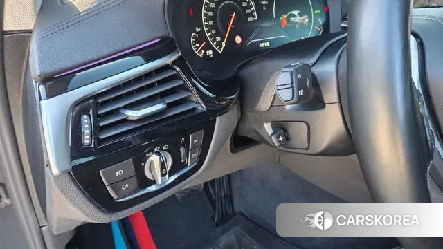 BMW 5 Series (G30) id 3319338 из Кореи 7