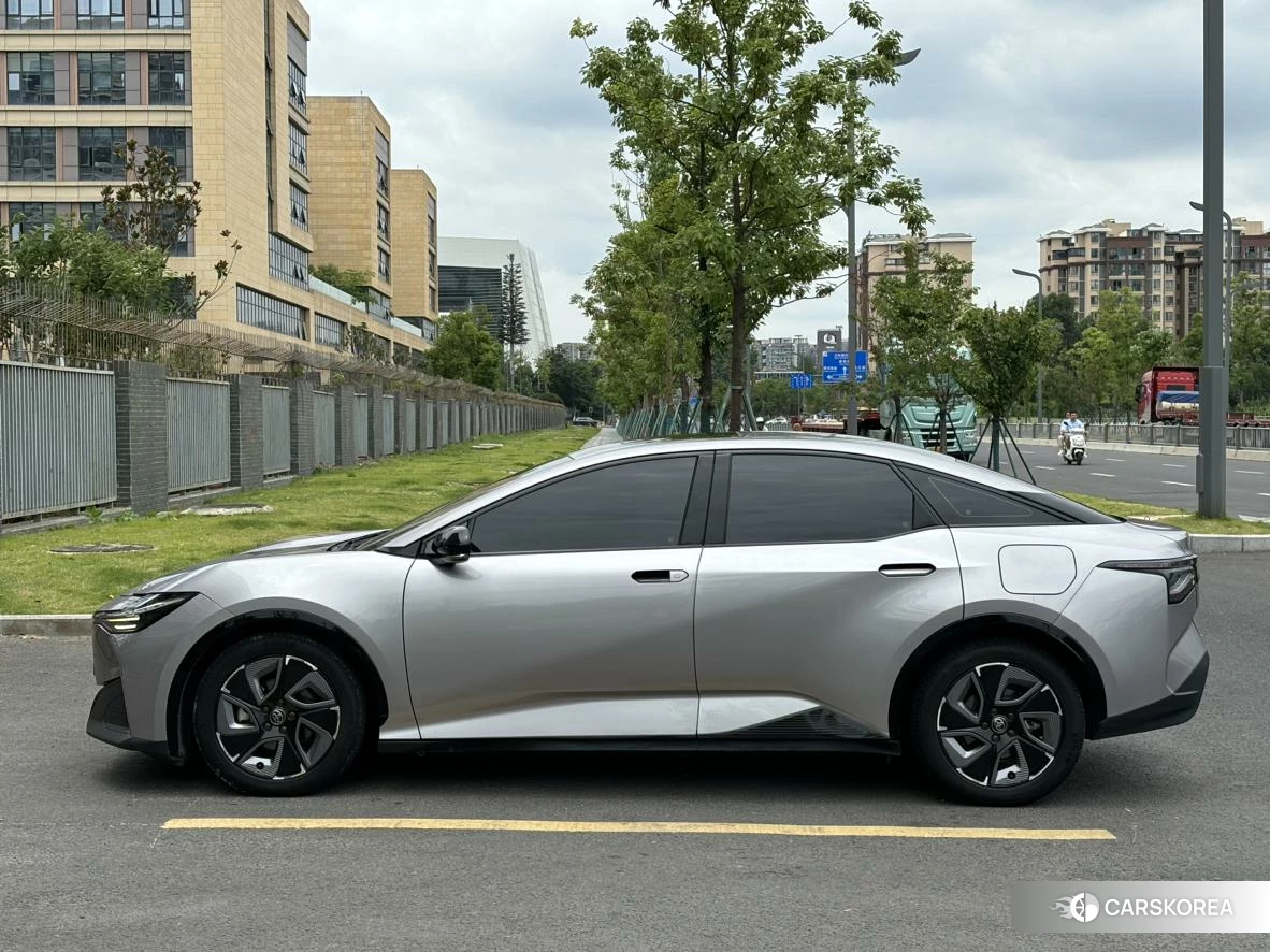 Toyota bZ3 id 4498758 из Китая 7