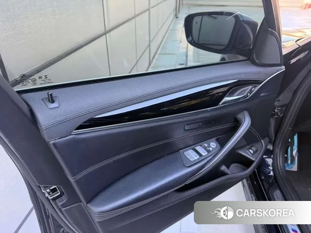 BMW 5 Series (G30) id 3439616 из Кореи 7