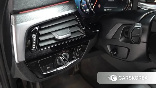 BMW 5 Series (G30) id 3209862 из Кореи 7