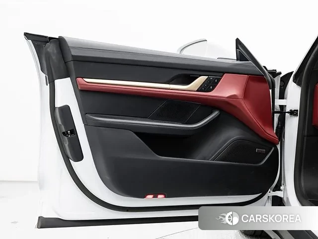 Porsche Taycan id 3739679 из Кореи 7