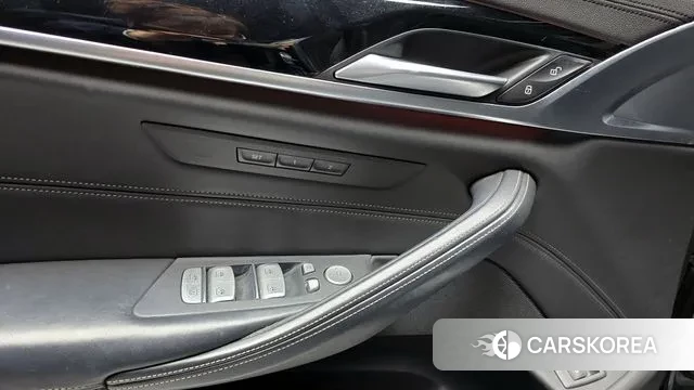 BMW 5 Series (G30) id 3601939 из Кореи 7