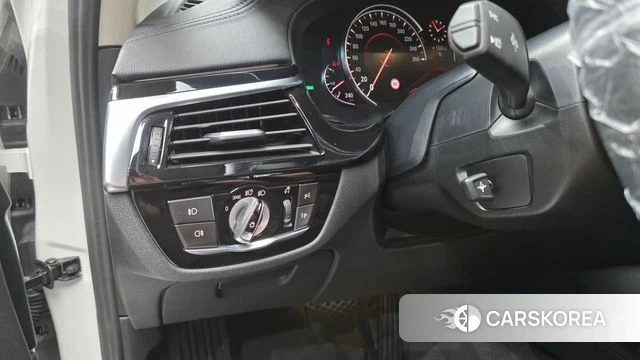 BMW 5 Series (G30) id 3899746 из Кореи 7