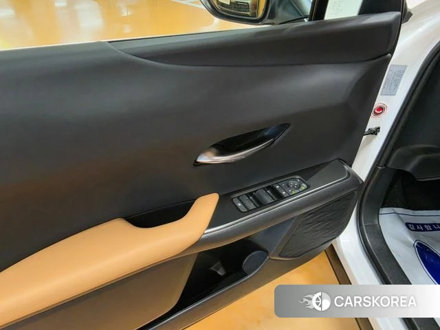 Lexus UX300h id 4680851 из Кореи 7