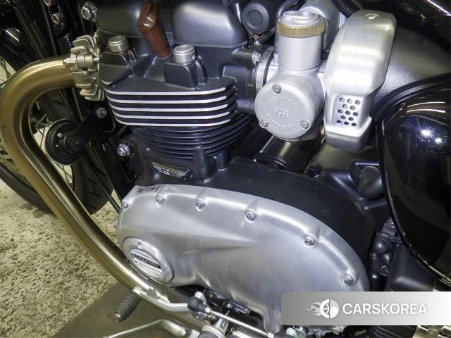 Triumph BONNEVILLE BOBBER id 3945650 из Японии 7