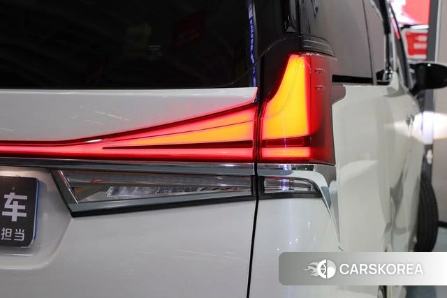 Lexus LM id 4291449 из Китая 7