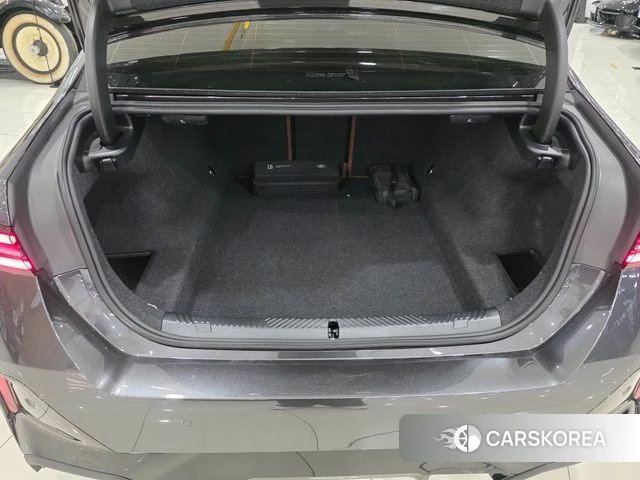 BMW 5 Series (G60) id 4301998 из Кореи 8