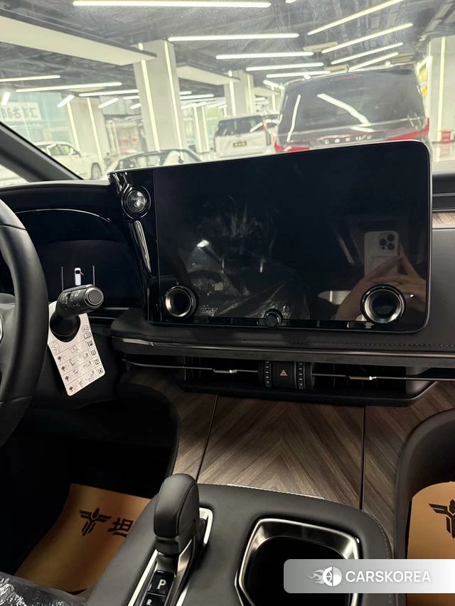 Lexus LM id 4298375 из Китая 8