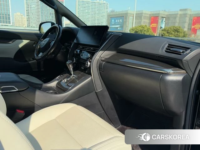Lexus LM id 4259681 из Китая 8