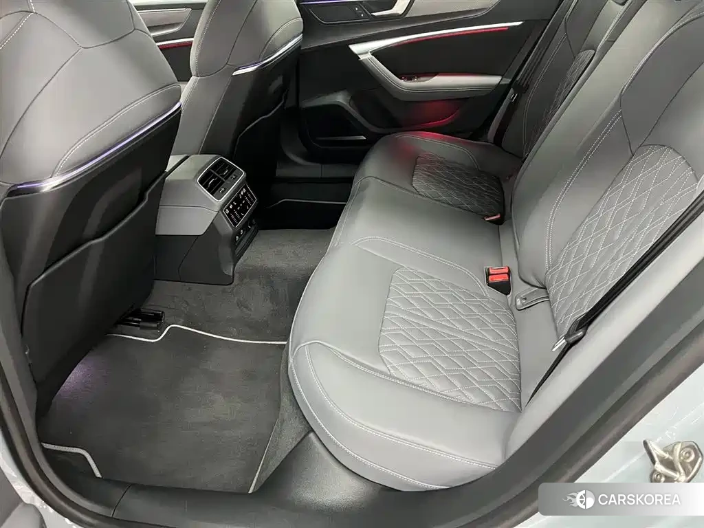 Audi A7L id 4546582 из Китая 8