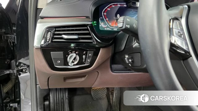 BMW 5 Series (G30) id 3915266 из Кореи 8