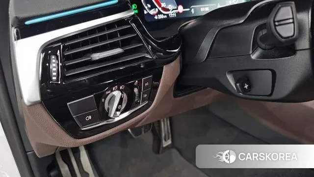 BMW 5 Series (G30) id 2939344 из Кореи 8