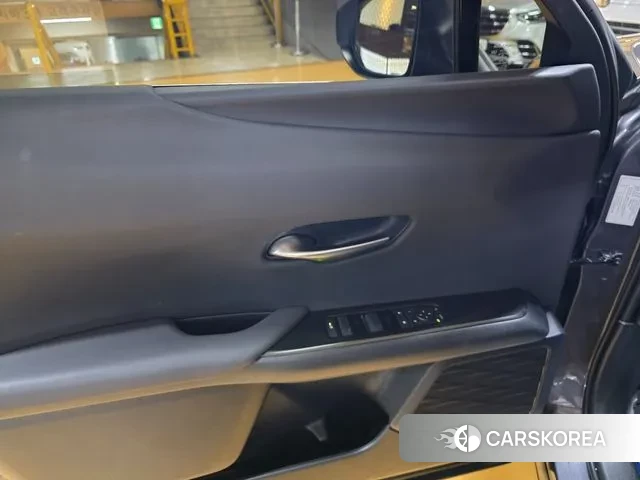 Lexus UX300h id 3168380 из Кореи 8