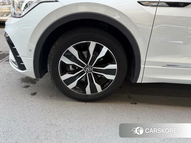 Volkswagen Tiguan L id 4275745 из Китая 8